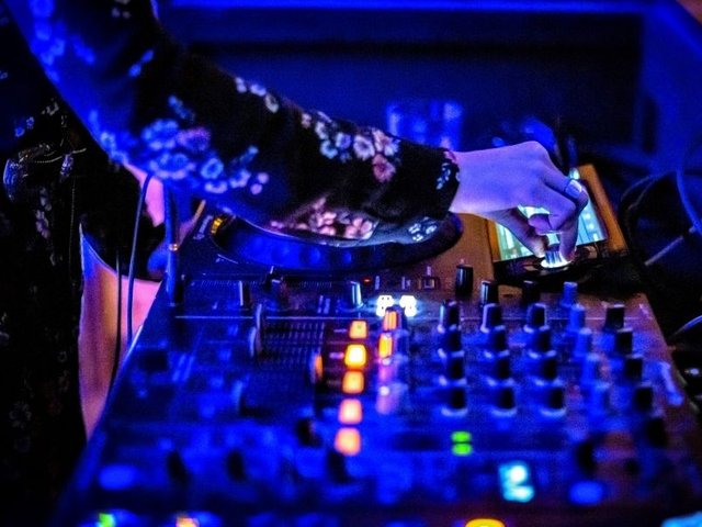 nightclub-dj